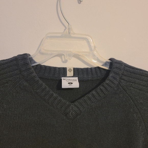 Columbia | Men's Cozy Gray V-Neck Knit and Ribbed Sweater (Size Large) - Picture 7 of 13